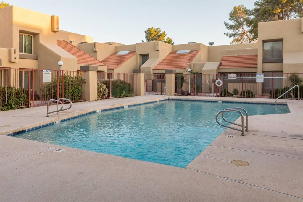 Cozy Condo Near Mcc With Pool, Bbq, Covered Parking Mesa Exterior photo